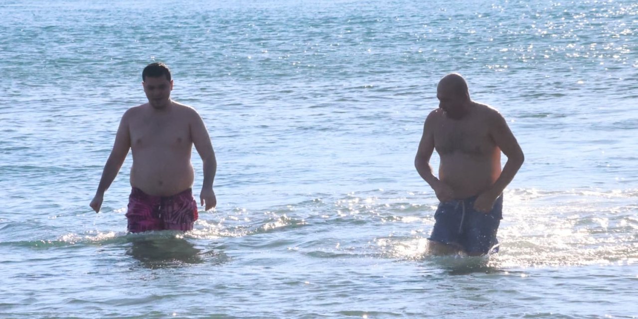 Yılın ilk gününü denizde karşıladılar