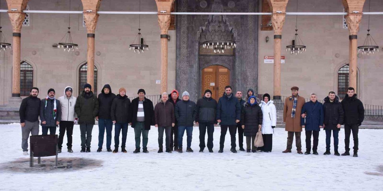 Gençler sabah namazında bir araya geldi