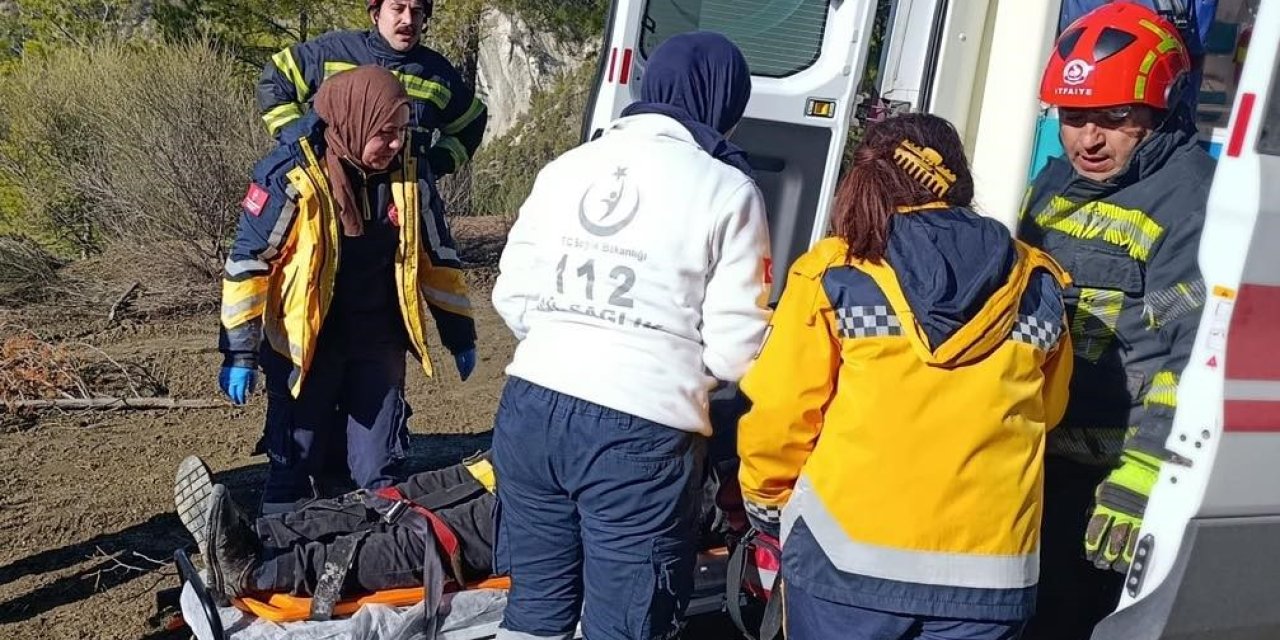 Devrilen traktör sürücüsü itfaiye tarafından kurtarıldı