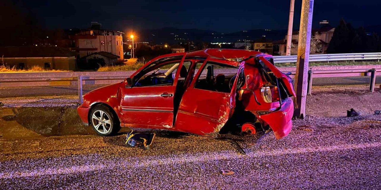 Manisa’da otomobil elektrik direğine çarptı: 2 ölü, 1 ağır yaralı