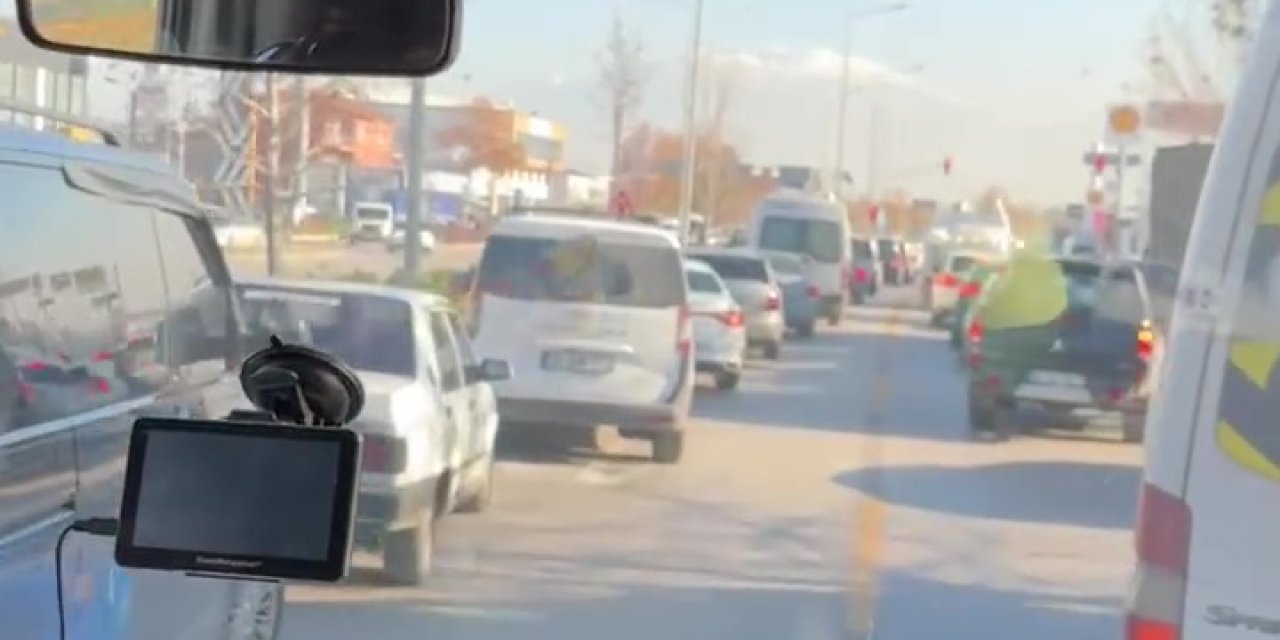 Denizli’de duyarlı sürücülerin fermuar sistemi ile yol verdiği anlar kamerada