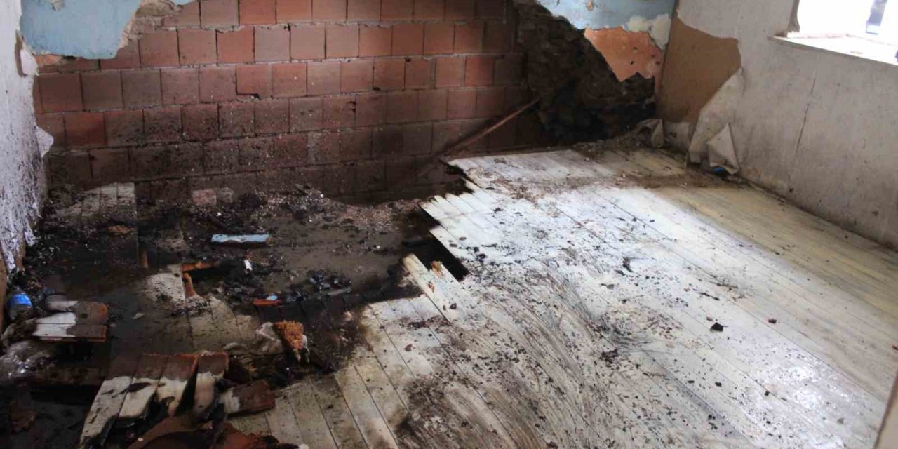 Tahtalar tutuştu, itfaiye harekete geçti