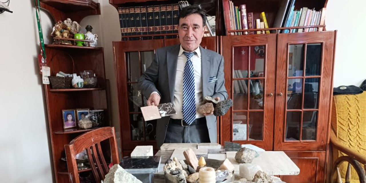 Toprağın altındaki hazineyi evinde sergiliyor