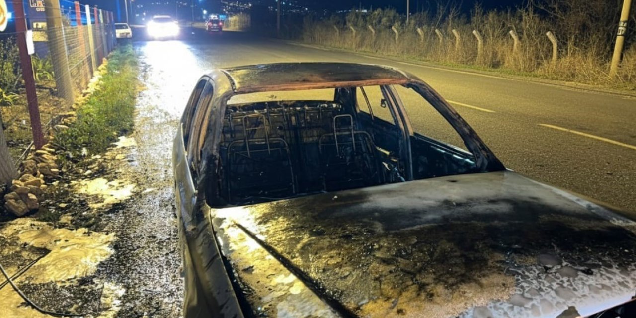 Hareket halindeyken yanan otomobil küle döndü