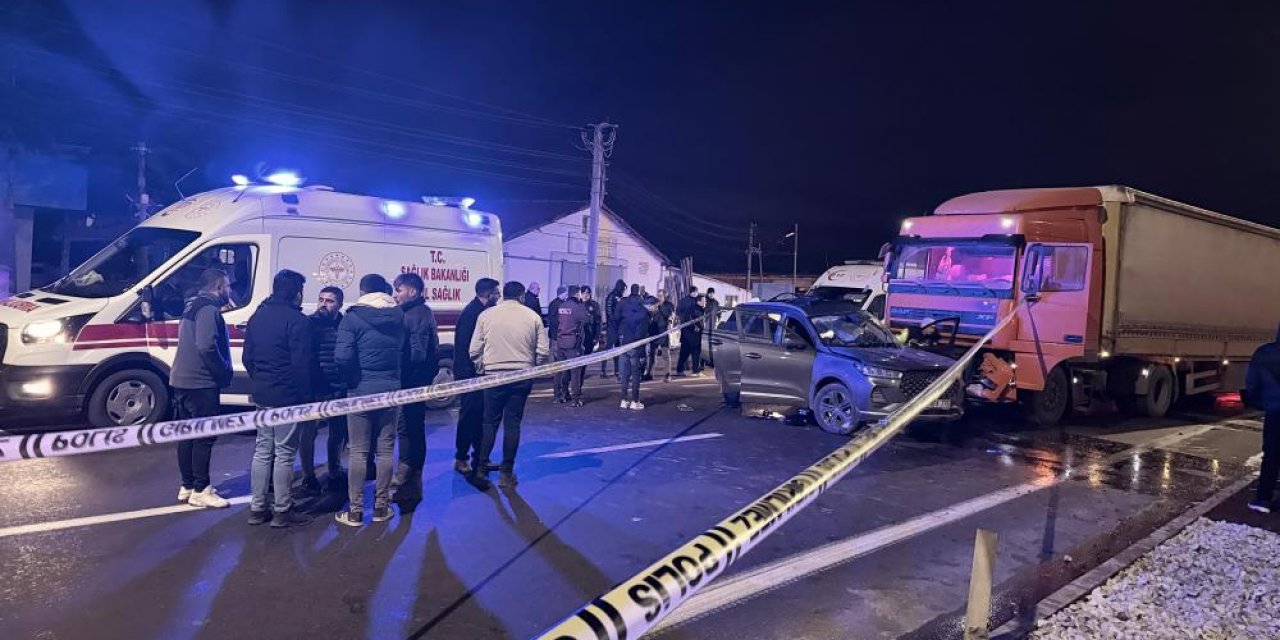 Tırla otomobilin çarpıştığı kazada yaralılardan biri hayatını kaybetti