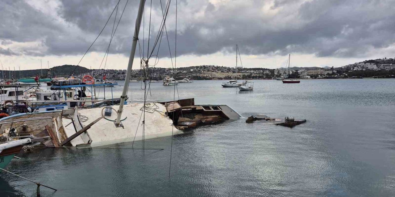 Muğla’da kuvvetli rüzgar tekne batırdı