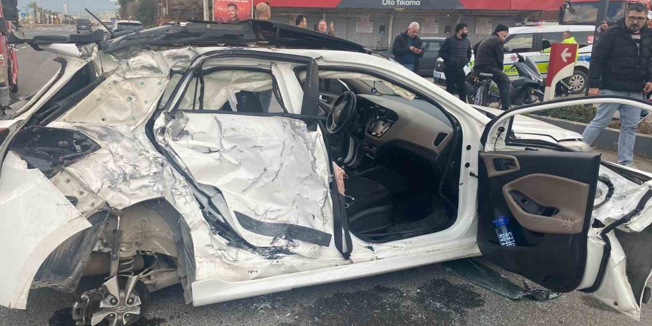 Turgutlu’da yolcu otobüsü ile otomobil çarpıştı: 3 yaralı