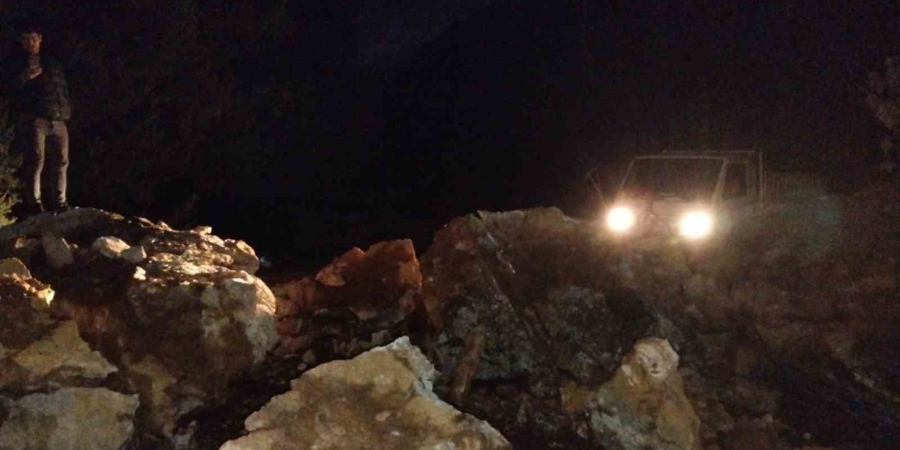 Marmaris’te dev kayalar orman yolunu kapattı