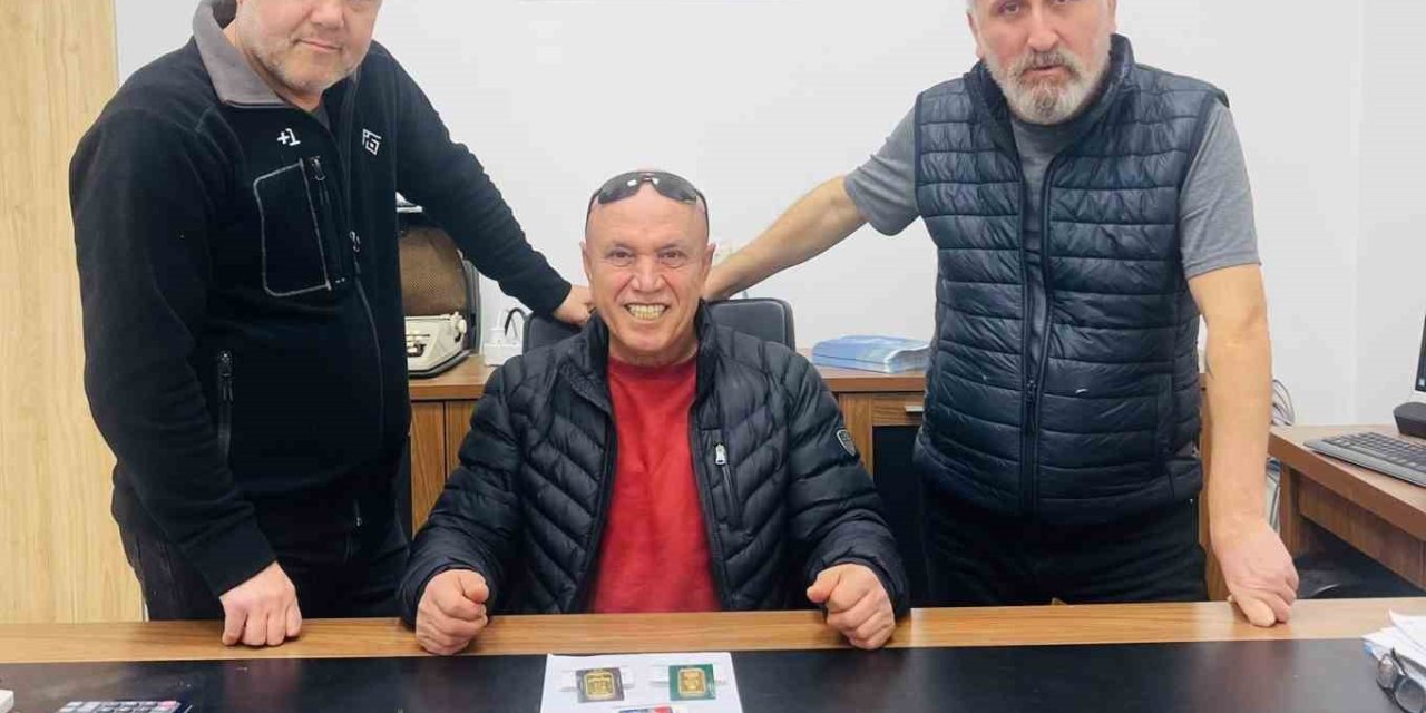 Kuru temizlemeye bırakılan montun cebindeki 200 gram altın sahibine teslim edildi