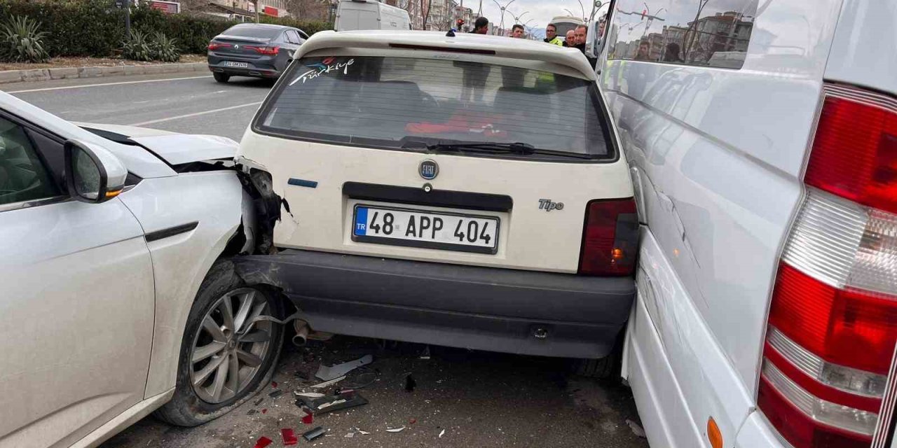 Yatağan’daki kazada üç araç hasar gördü