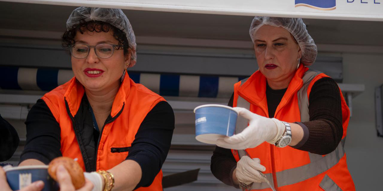 Kuşadası Belediyesi’nden içleri ısıtan sıcak çorba ikramı