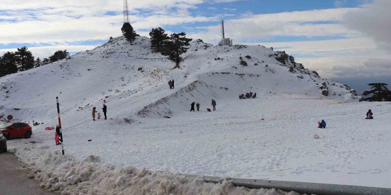 Denizli Nikfer Kayak Merkezi’nde yoğunluk erken başladı