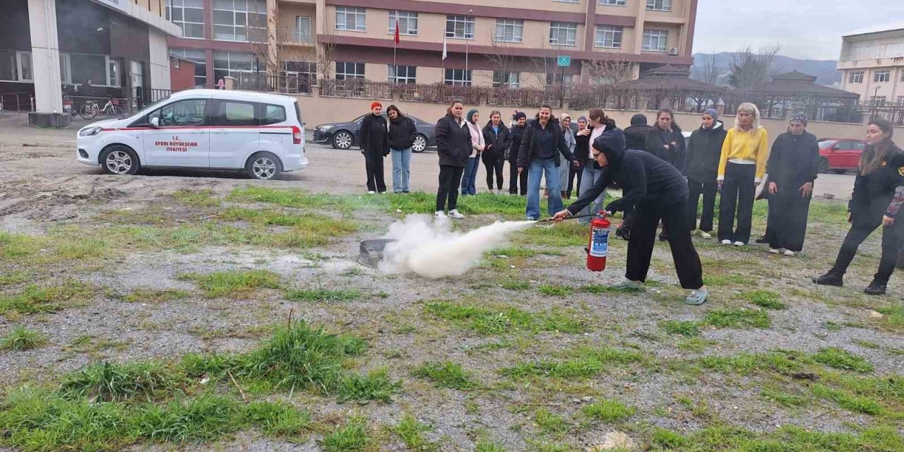 Üniversite öğrencilerine temel yangın eğitimi
