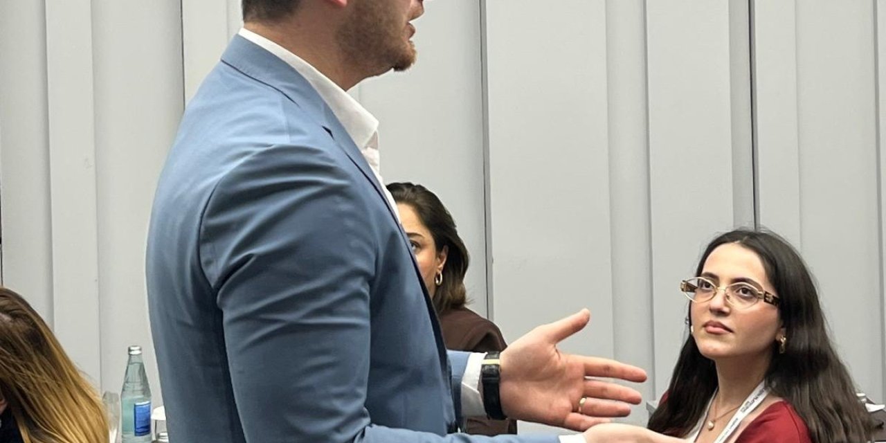 Eğitim Bilimci Paşayev’in Bakü’deki ‘Beden Dili ve Etkili İletişim’ semineri yoğun ilgi gördü