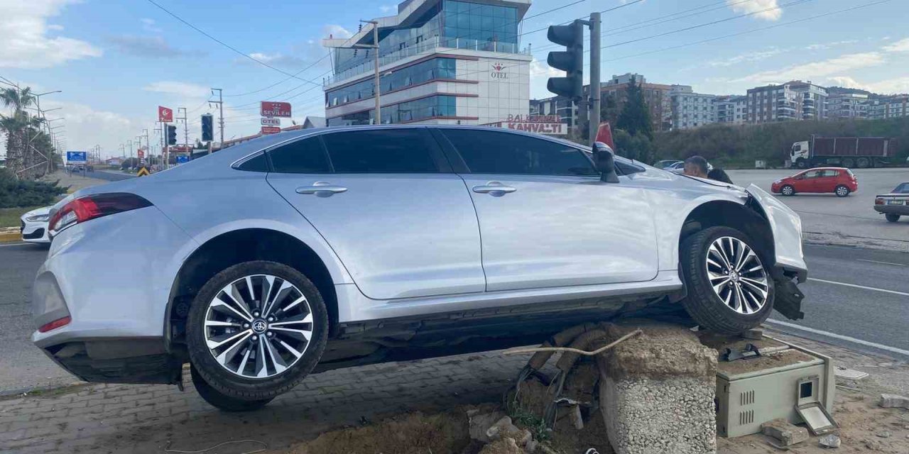 Turgutlu’da otomobil refüje çıktı: 1 yaralı