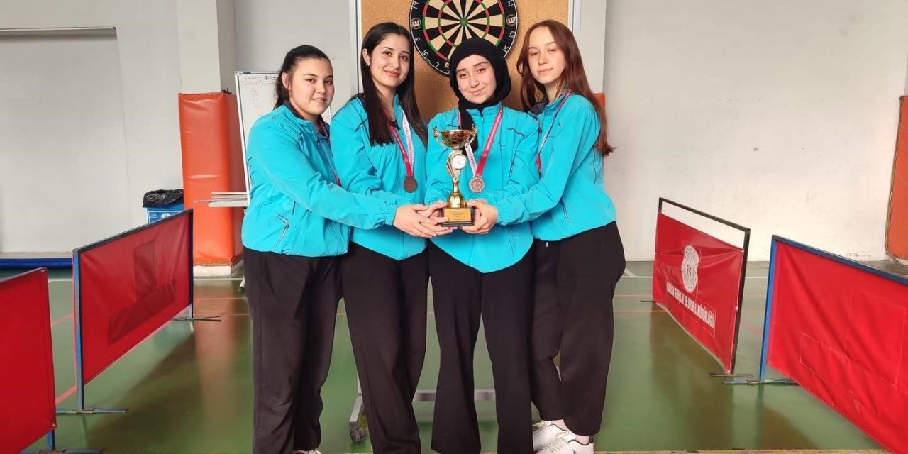 Salihli’nin genç dartçıları il üçüncülüğü sevinci yaşadı