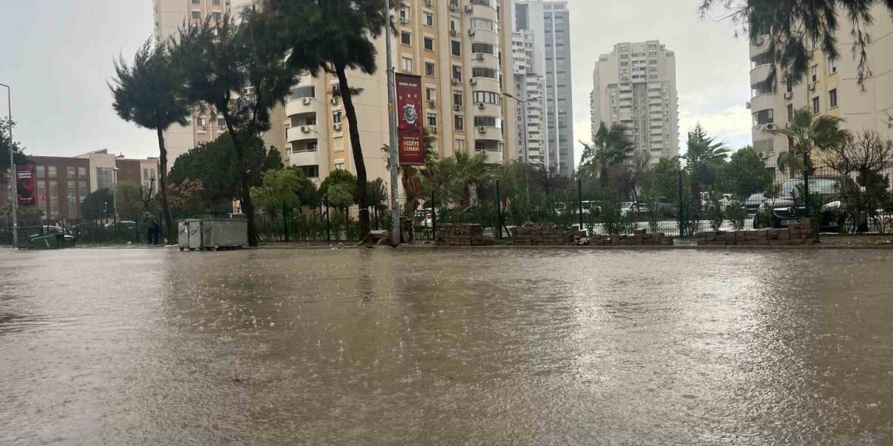 İzmir’de sağanak ve fırtına hayatı felç etti, yollar göle döndü