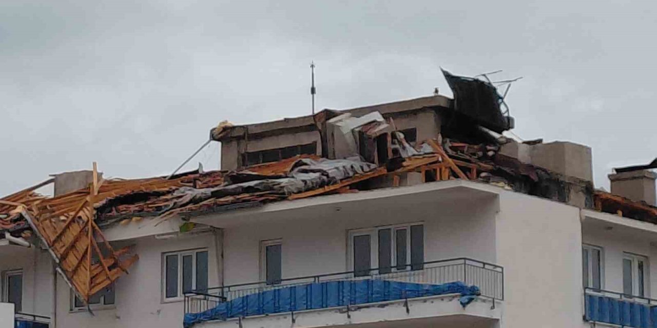 Fırtına ilçe emniyet amirliğinin çatısını uçurdu