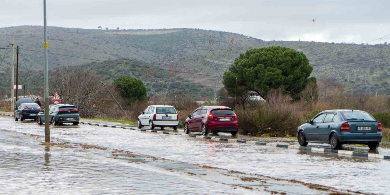 Manisa’da cadde ve sokaklar göle döndü, birçok noktayı su bastı