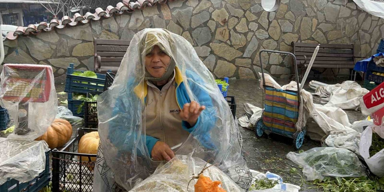 Menteşe’de sağanak yağış vatandaşlara zor anlar yaşatıyor