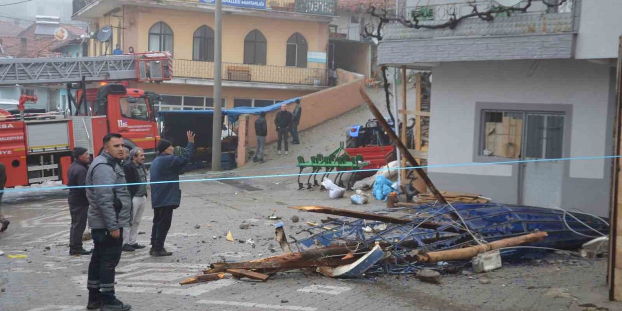 Demirci’de şiddetli fırtına cami minaresini yıktı
