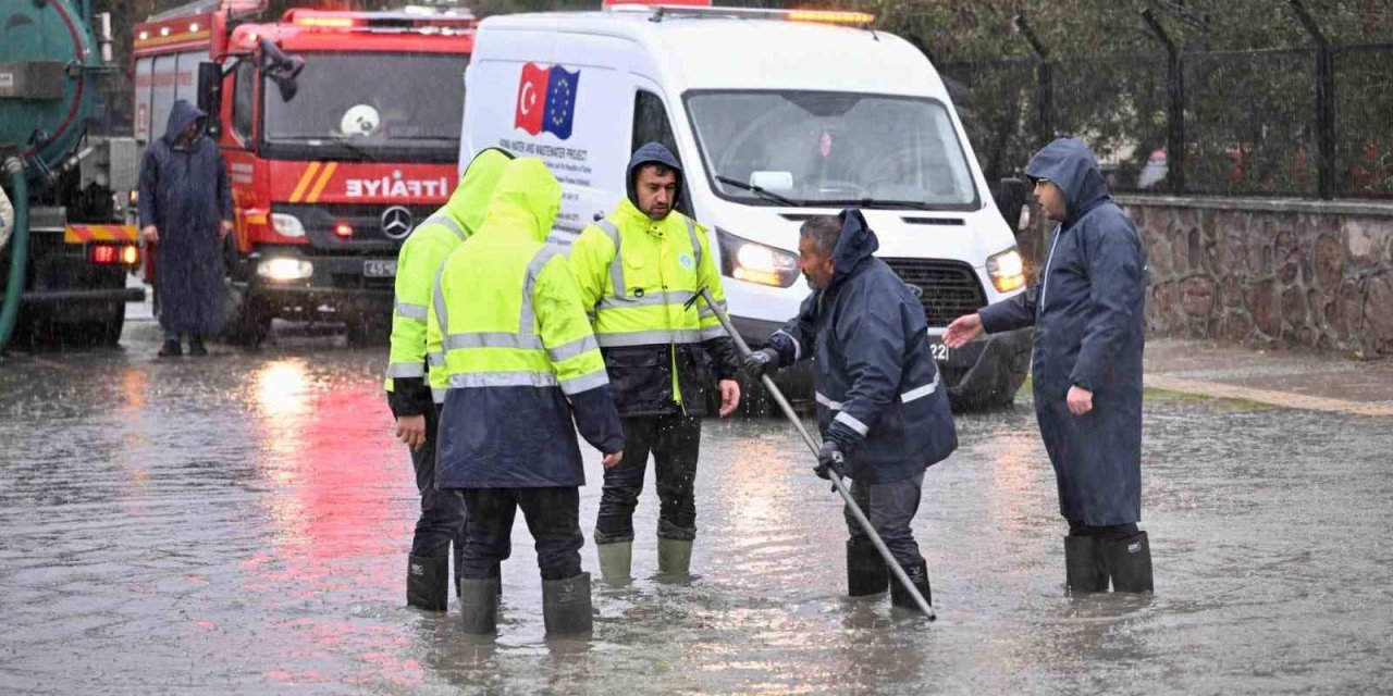 Ekiplerden sağanak yağışta yoğun mesai
