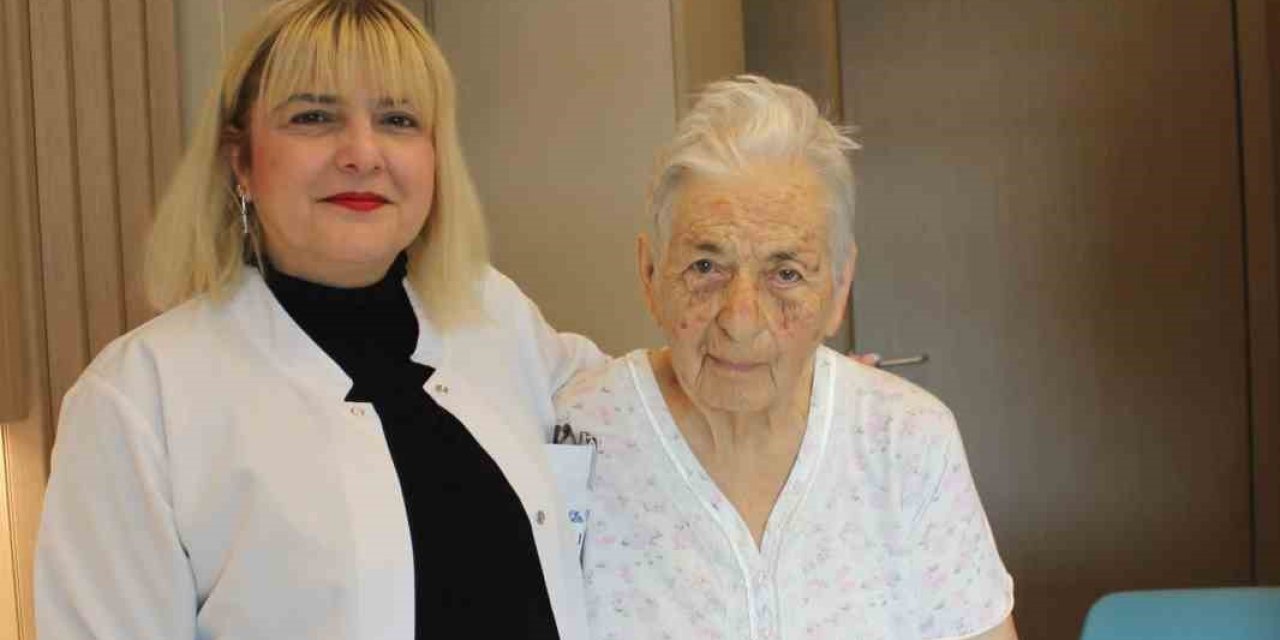 İnme geçiren 93 yaşındaki hasta akut tedaviyle ayağa kalktı