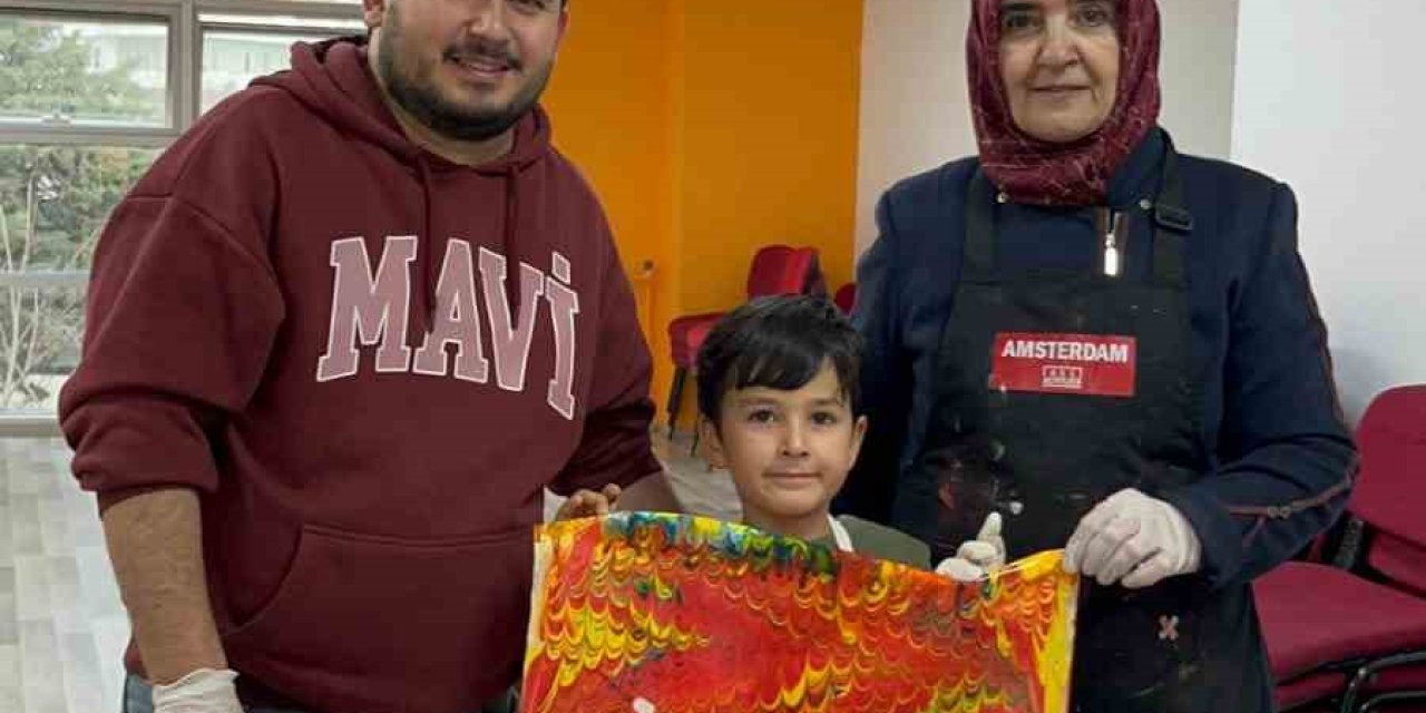 Muğla’da aileler ve çocuklar ebru sanatıyla renklerin yolculuğuna çıktı