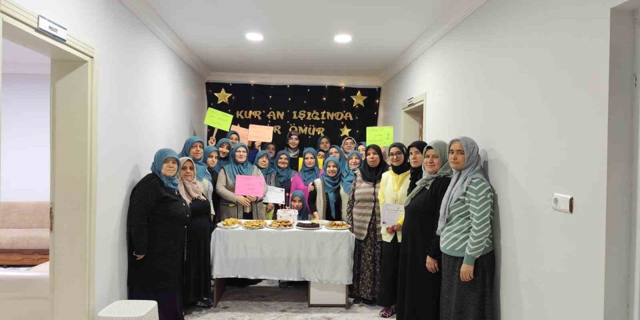 Kur’an okumayı öğrenen kadınlar için program yapıldı
