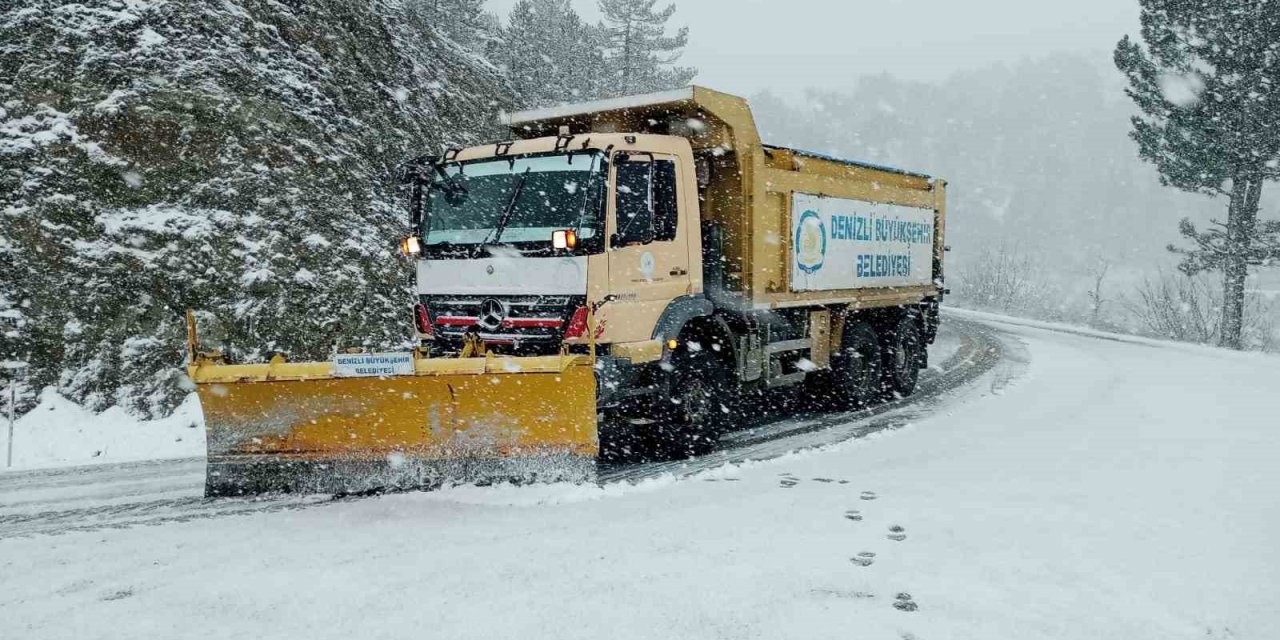 Denizli’de karla mücadele sürüyor