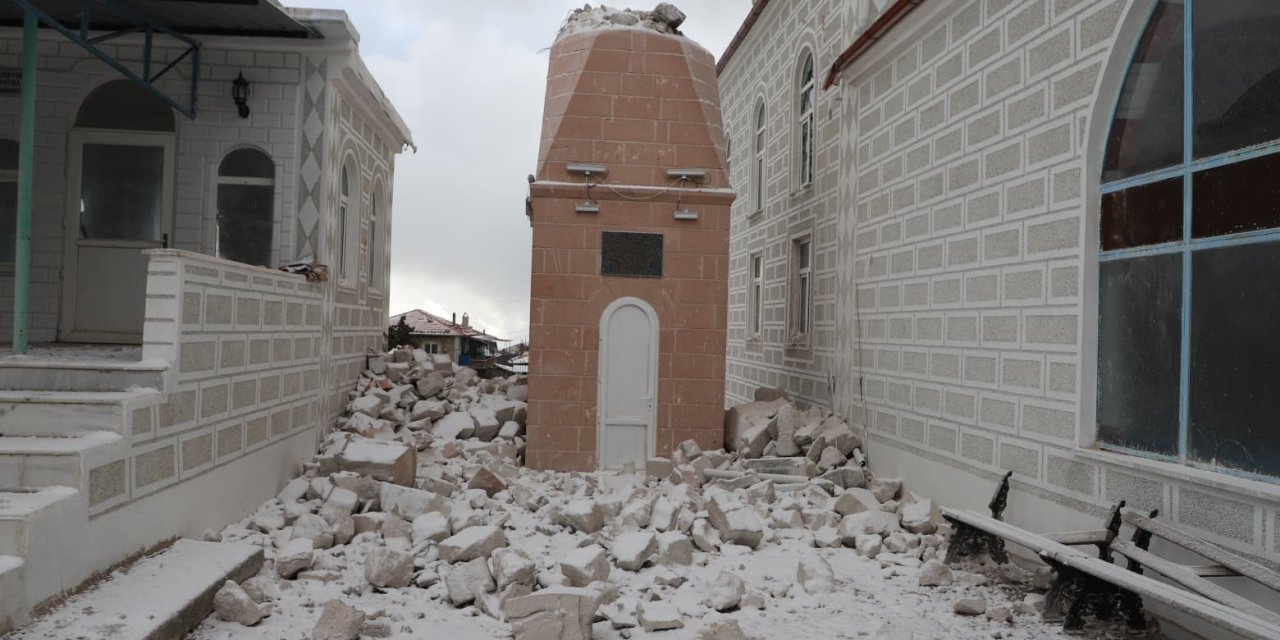 Fırtına Selendi’de yıkıma neden oldu