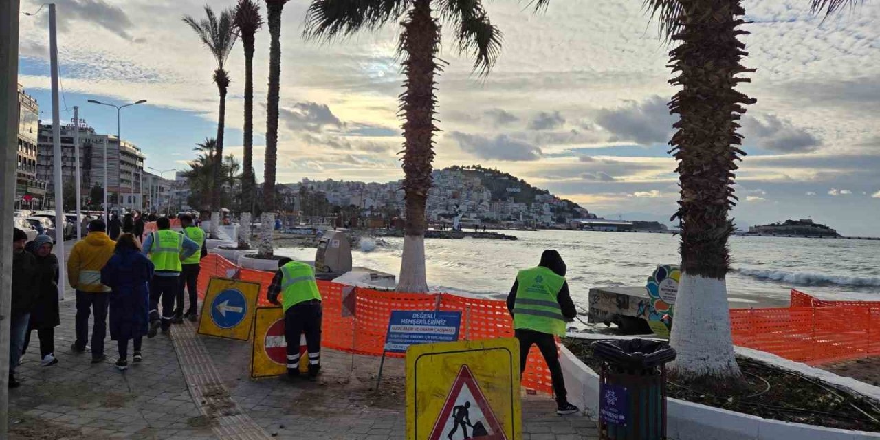 Aydın Büyükşehir Belediyesi tarafından Kuşadası’nda sahil şeridinde çalışma başlatıldı