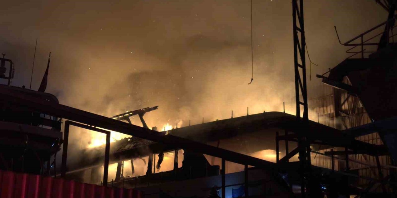 Muğla’da tersane yangını: Söndürme çalışmaları sürüyor