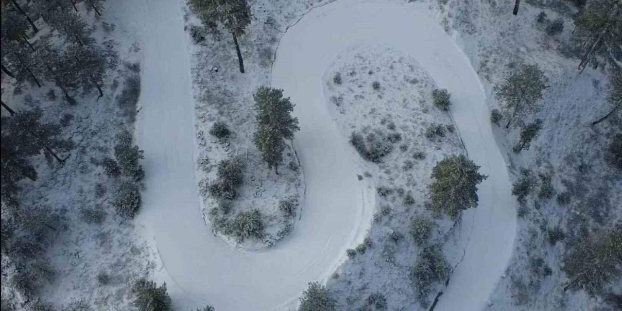 Karla kaplanan Demirci’de kartpostallık manzaralar