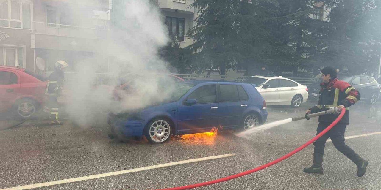Uşak’ta seyir halindeki otomobil alev aldı