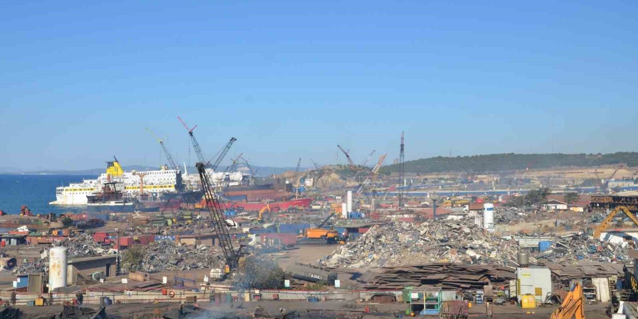 Aliağa Gemi Söküm Bölgesi’nde iş kazası: 1 işçi hayatını kaybetti