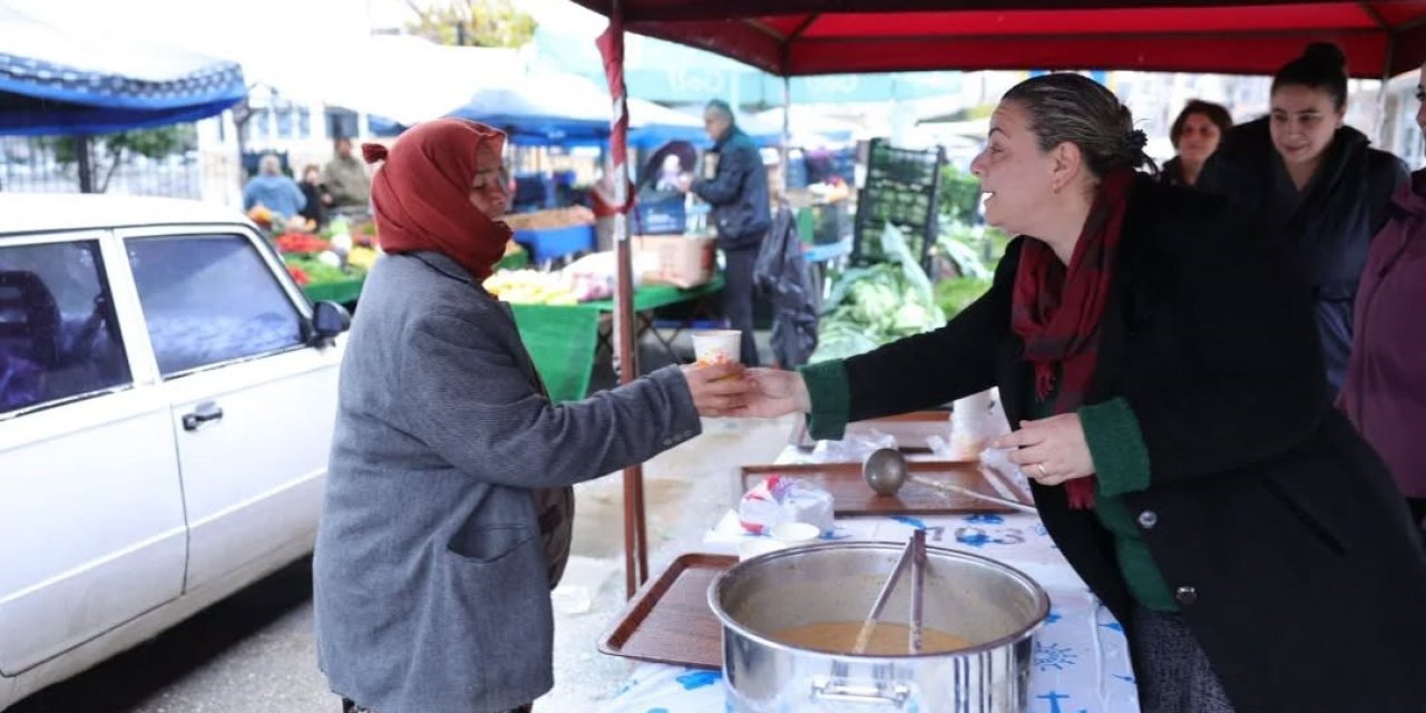 İncirliova Belediyesi’nden pazarda sıcak çorba ikramı