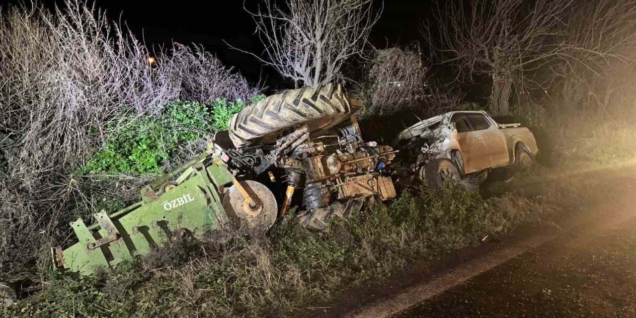 İzmir’de pikap traktöre arkadan çarptı: 2 yaralı