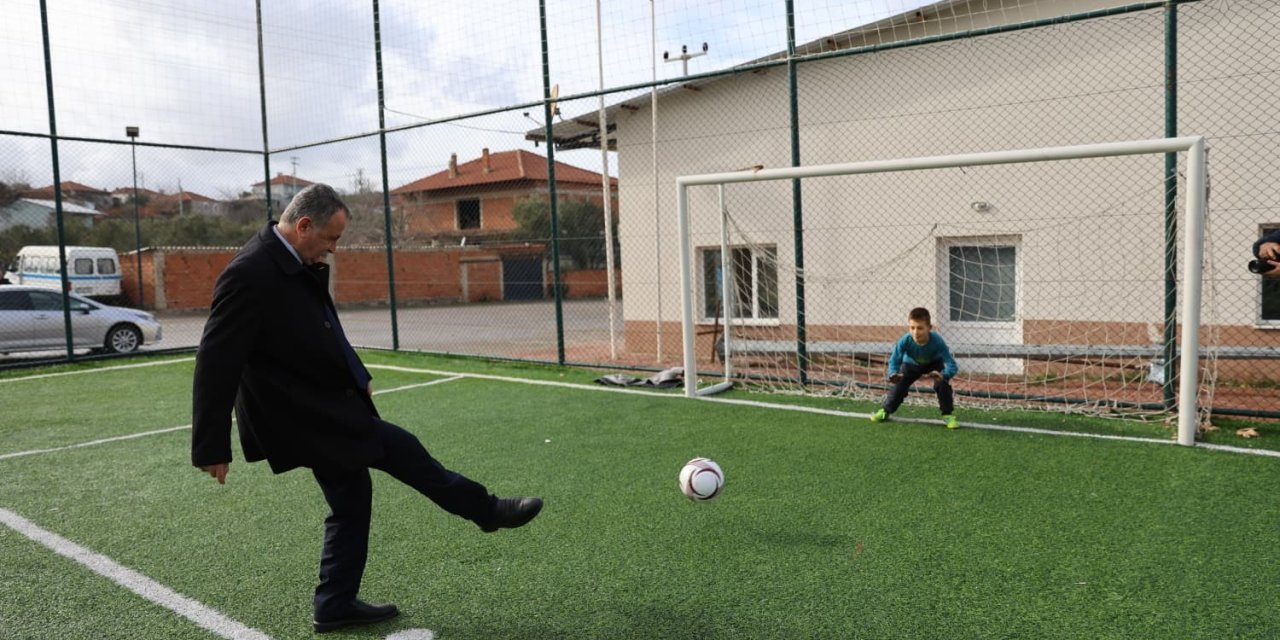 Başkan Balaban maç yapan çocukların eğlencesine ortak oldu