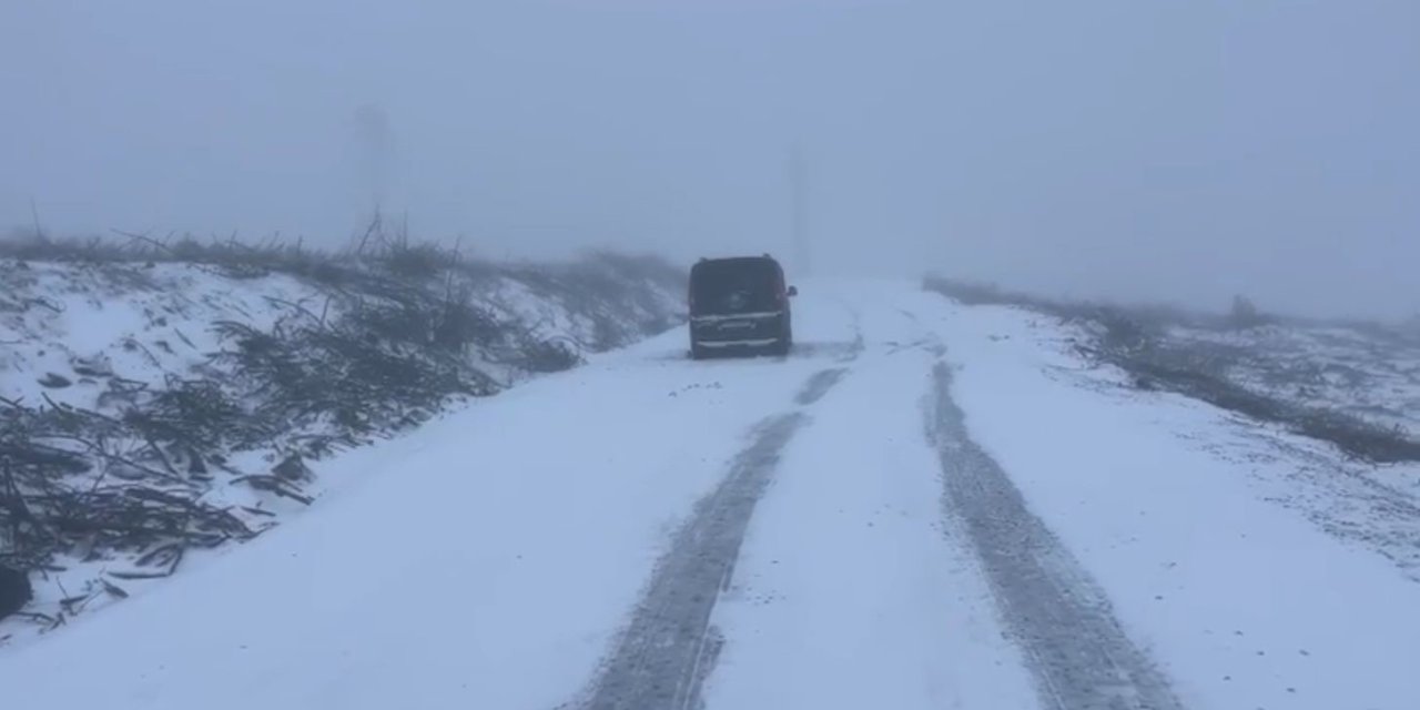 Kavaklıdere’de araçlar karda mahsur kaldı