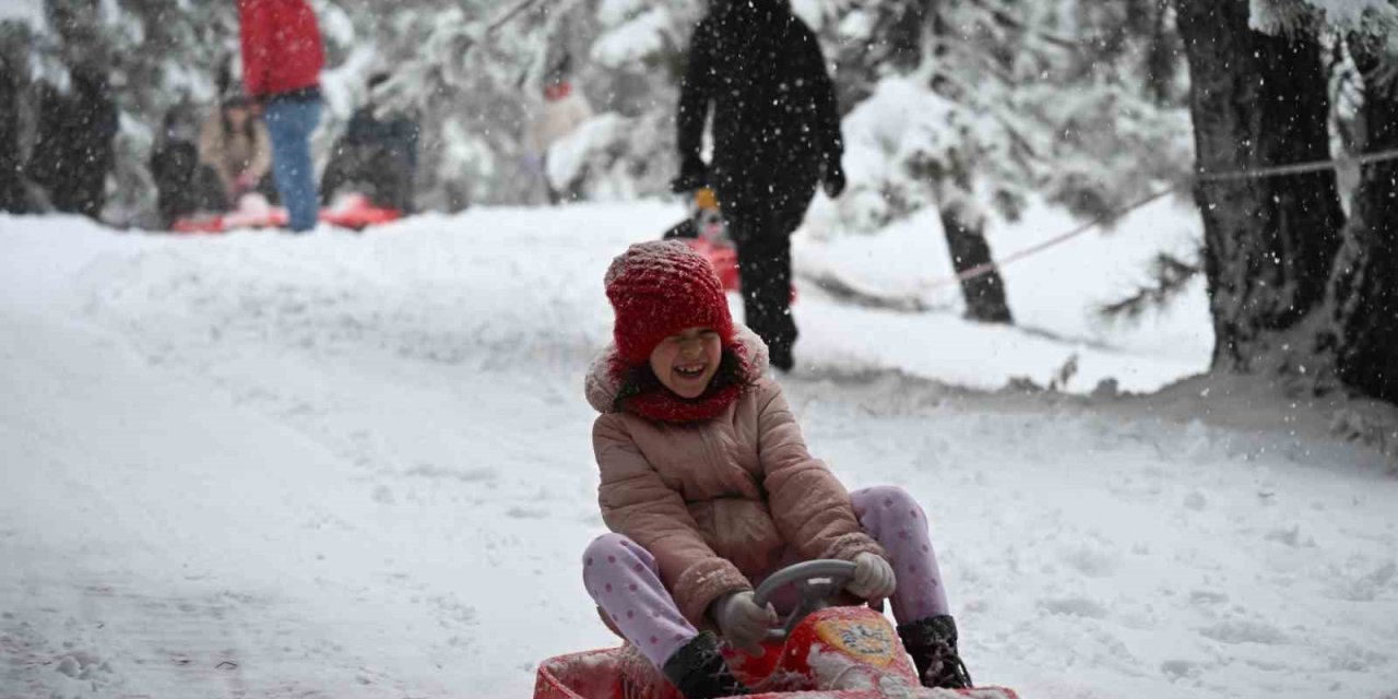 Manisa’da kar coşkusu: Yaylalar ziyaretçilerle doldu