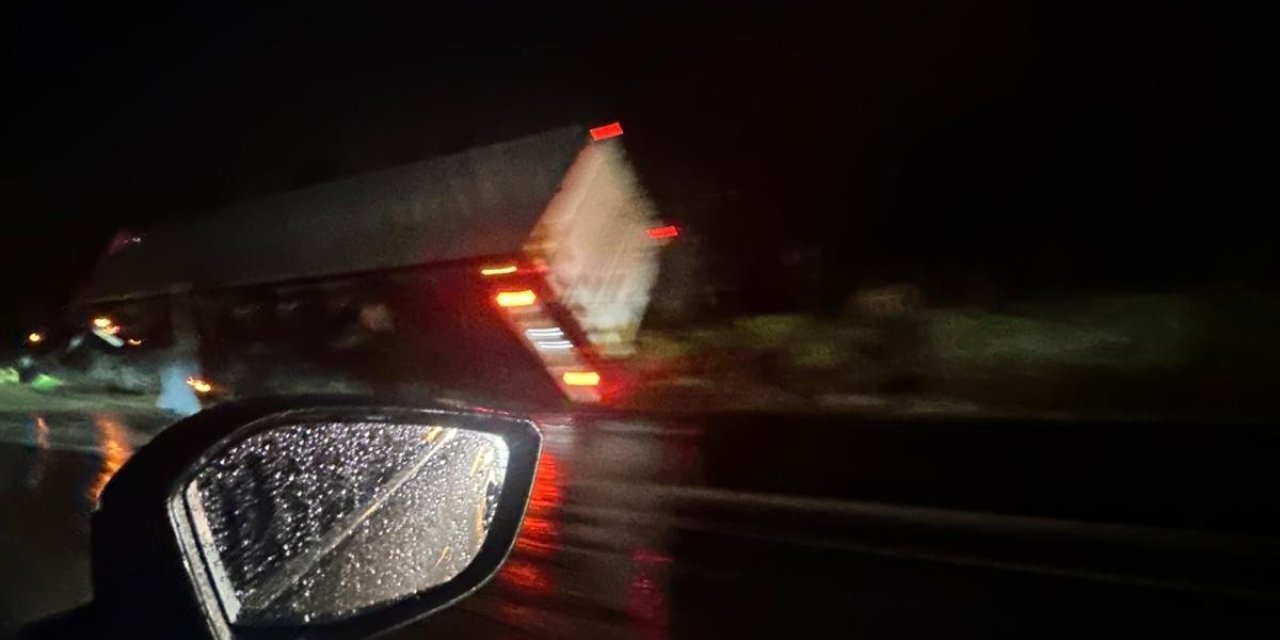 Yüksek gerelim hattı inşaata devrildi