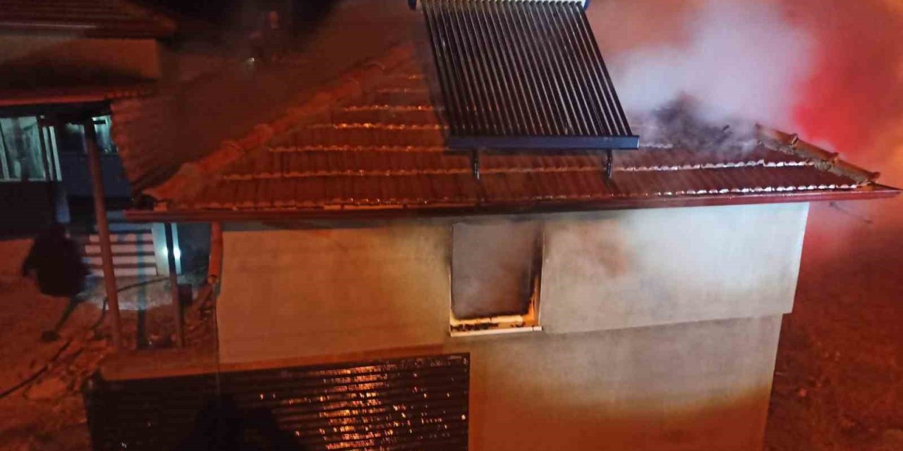Köy evinde çıkan yangın korkuttu