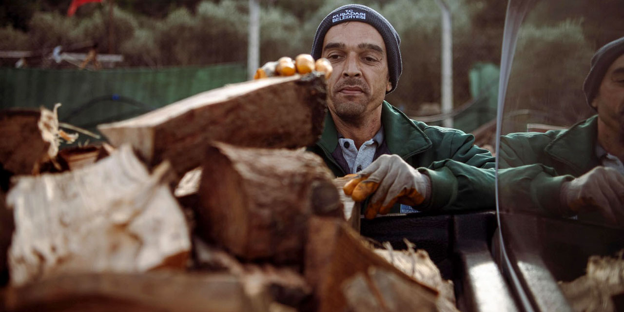 Kuşadası’nda ağaç atıkları ihtiyaç sahipleri için kara kışta yakacağa dönüşüyor