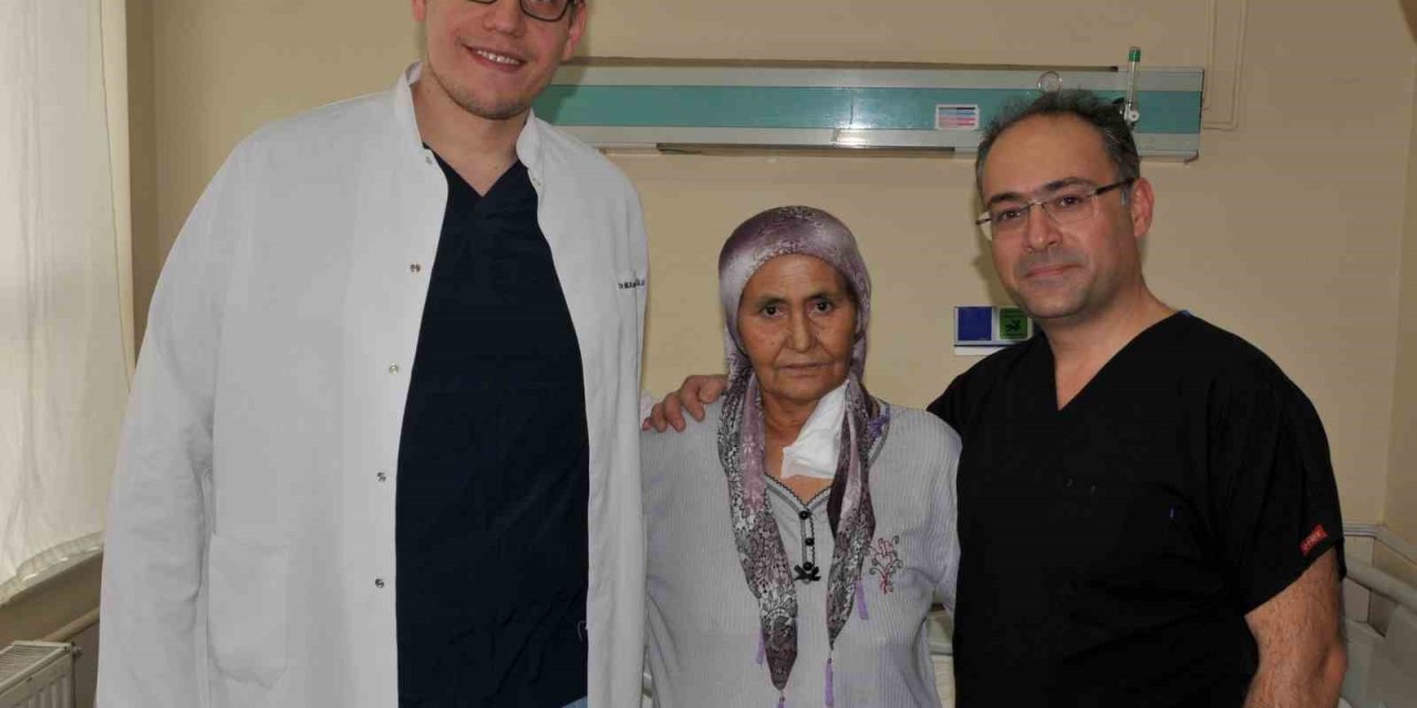 Yemek borusu kanseri olan hastaya cerrahi operasyonla yeni yemek borusu yapıldı