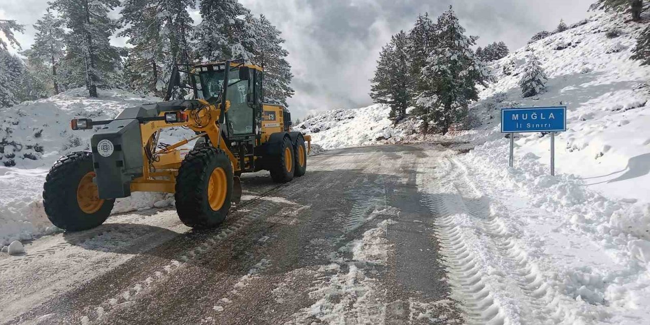 Muğla’da karla mücadele aralıksız devam ediyor