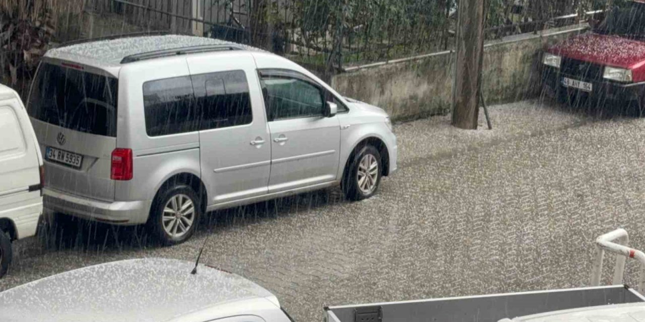 Marmaris’te dolu yağdı, kısa sürede ortalık beyaza büründü