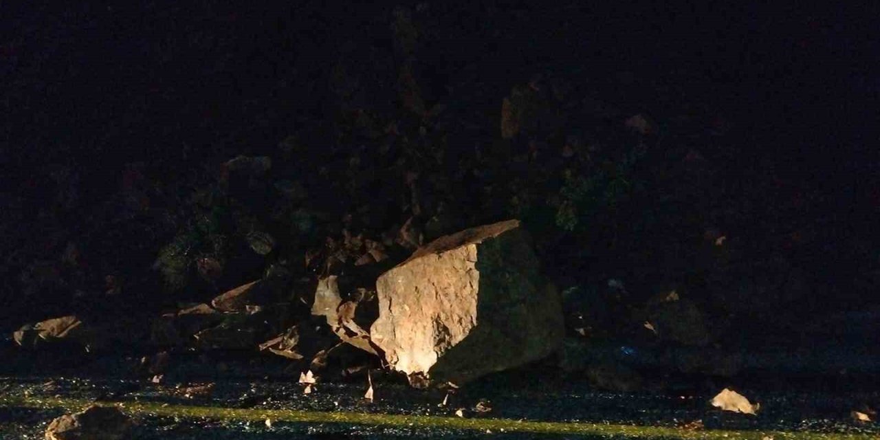 Marmaris’te toprak kayması nedeniyle yol trafiğe kapatıldı