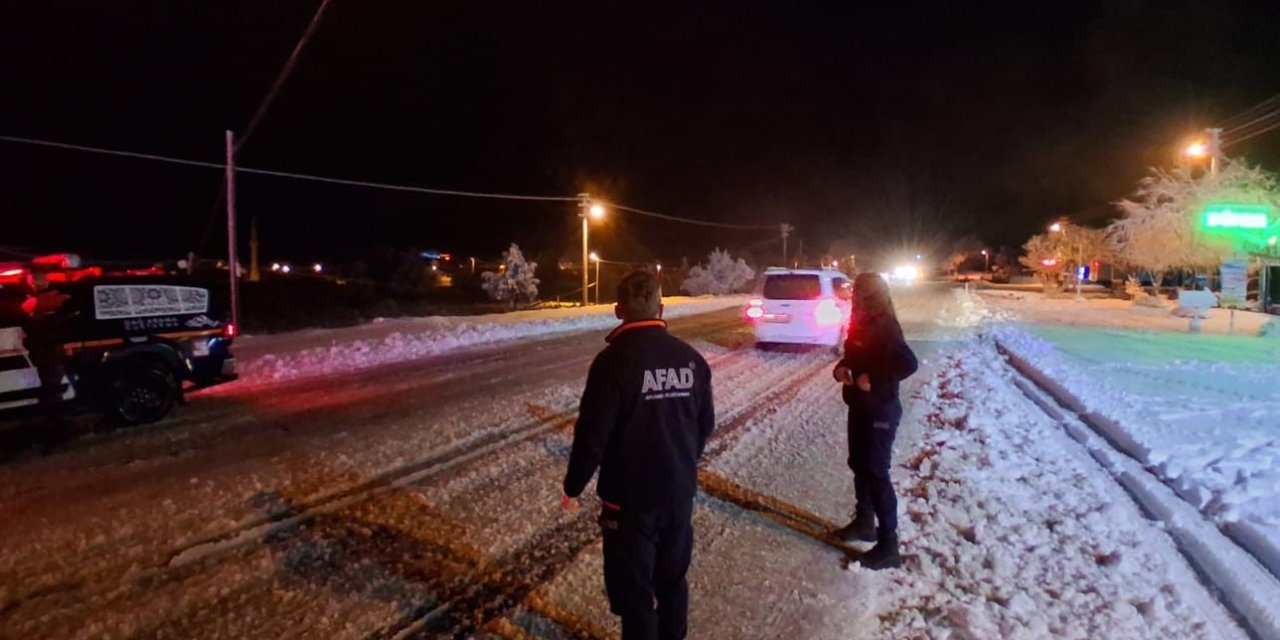 Seydikemer’de kardan kapanan yolda araçlar mahsur kaldı