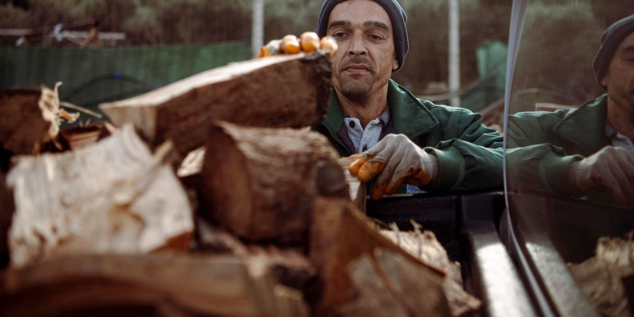 Kuşadası’nda ağaç atıkları ihtiyaç sahipleri için yakacağa dönüşüyor
